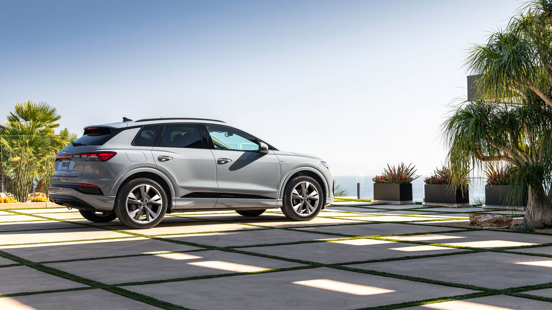 Audi Q4 e-tron - практичный кроссовер в европейском стиле